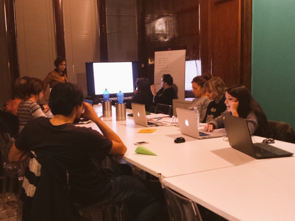dolabschool's tweet photo. A dare il via alle danze è @serenaprocopio con il suo #projectwork per la #startup @KaraokeOne_app #DoLabUXstrategy https://t.co/TDoD1m2ppK