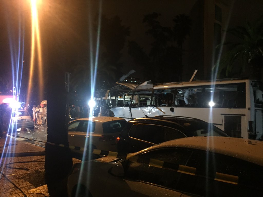 gFiras's tweet photo. Bilan provisoire : 12 martyres de la garde présidentielle et 17 blessés dont certains gravement. #TunisAttack https://t.co/nEdML0wbhS