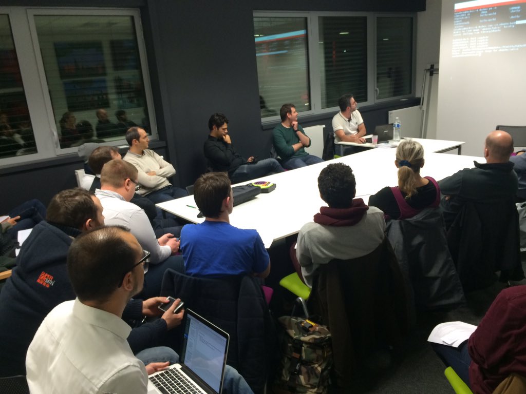 Ngosselin85's tweet photo. Salle comble ce soir pour #code2be ! Y a même des filles !! (Ok avec moi ça fait 2)  #Code #docker @Loconumerique https://t.co/GV2lmDTyLY