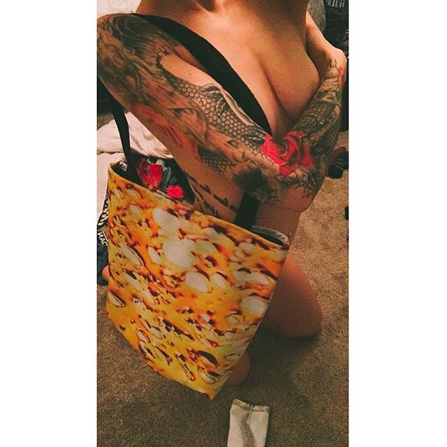ShatterShirts's tweet photo. Savvy Jackson with her new #Shatter Bag 👌🏼 #girlswhosmoke #bongbeauties #girlswithtattoos #sexy https://t.co/4a9C0GJOgS