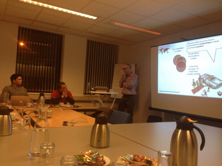 Samen nadenken hoe er elkaar aan goede contacten kunnen helpen onder leiding van Roel Peeters. #bni #ondernemen.