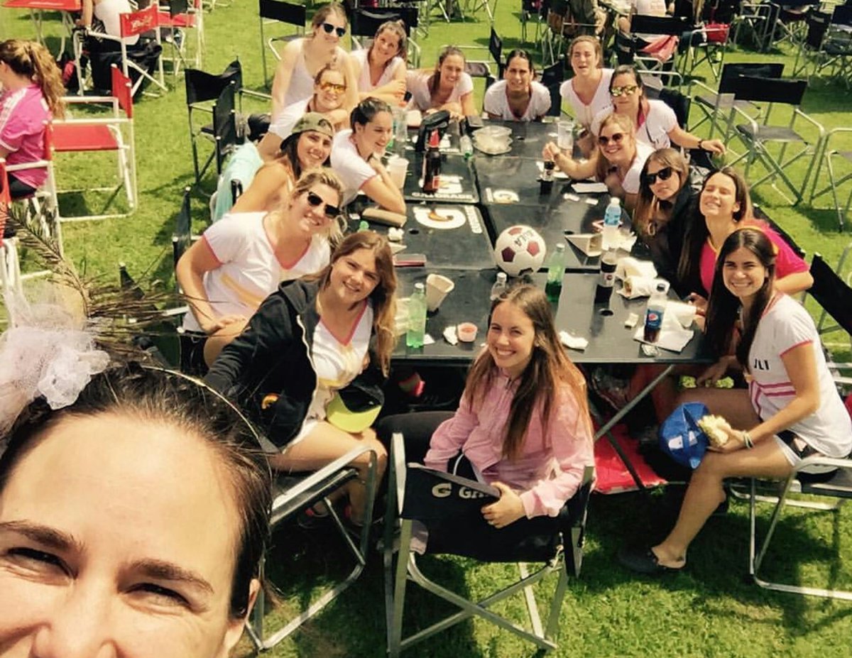 La mesa esta servida y la Bola en el medio! Genias las chicas de <a href="/justludit/">JUST LUD IT FC</a>! #CompartiTuPasion #Futbol #Solidaridad