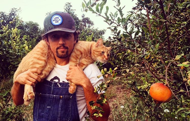 jason_mraz's tweet photo. This holiday season I am grateful for family, fruit trees, and fur friends. https://t.co/0BKDzhqc24