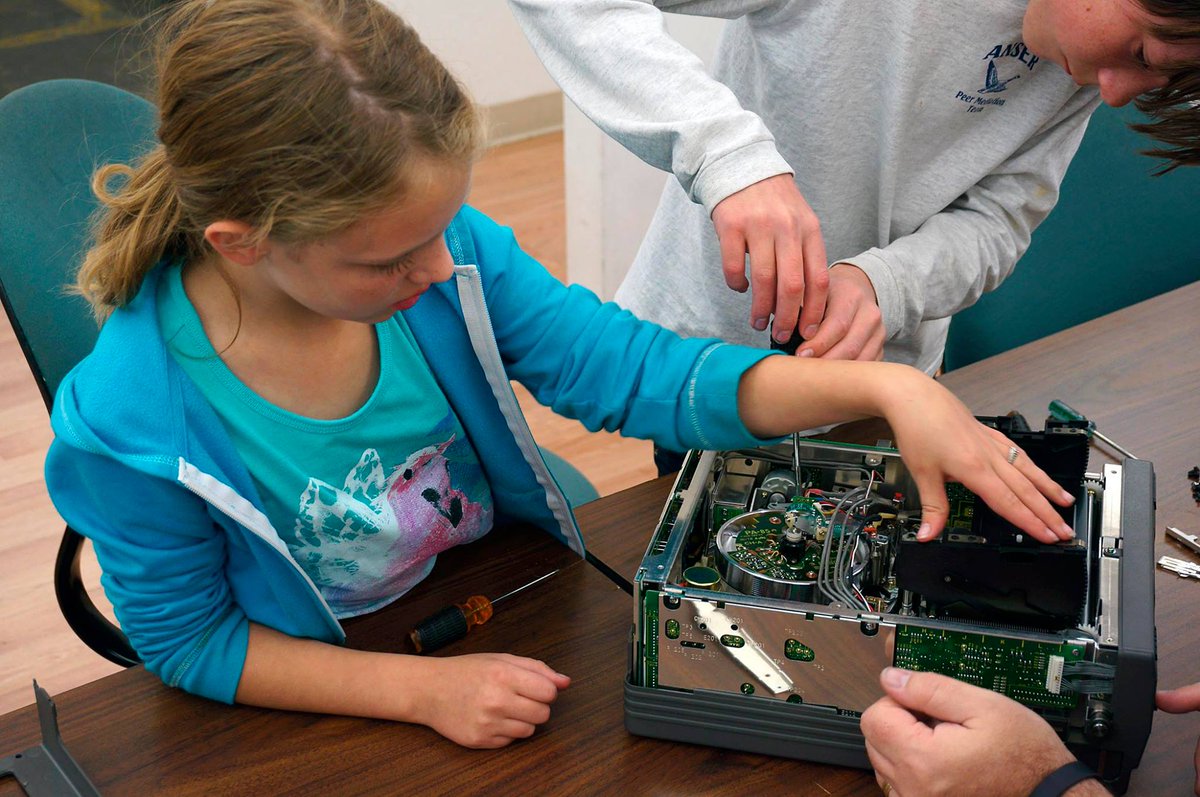 Come by for free Kids Deconstruction Lab this Saturday the 28th 11:00am - 2:00pm.
bit.ly/1NNBMPg