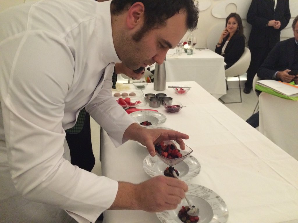 MicaelaScapin's tweet photo. Chi ha mangiato cappuccetto rosso? #Chef Nicola Dinato @FevaTweet ci presenta il #dessert per la #ChefsCup #ricetta https://t.co/pokLu9UE5g
