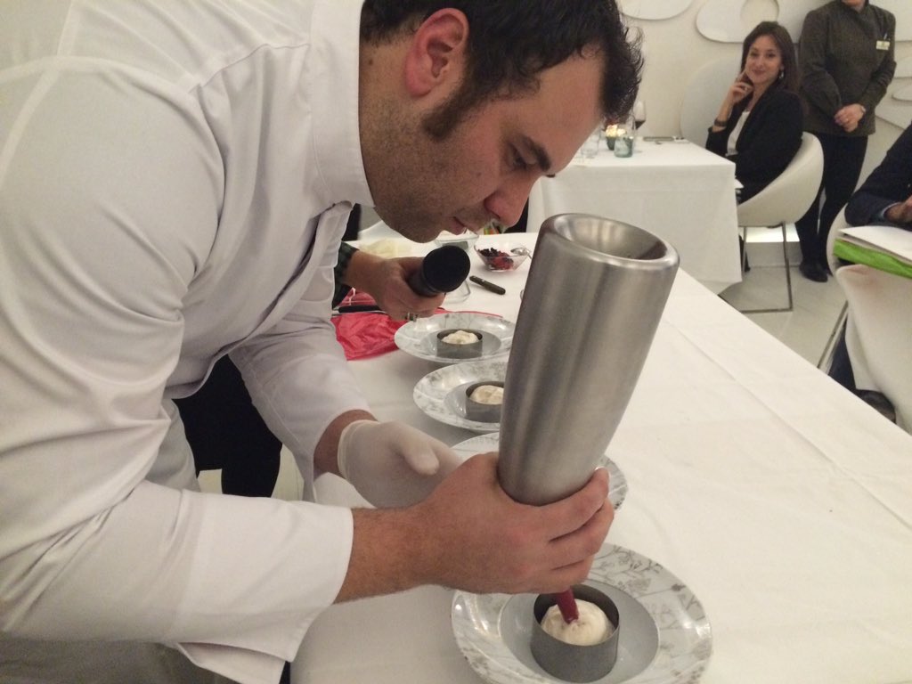 MicaelaScapin's tweet photo. Chi ha mangiato cappuccetto rosso? #Chef Nicola Dinato @FevaTweet ci presenta il #dessert per la #ChefsCup #ricetta https://t.co/pokLu9UE5g