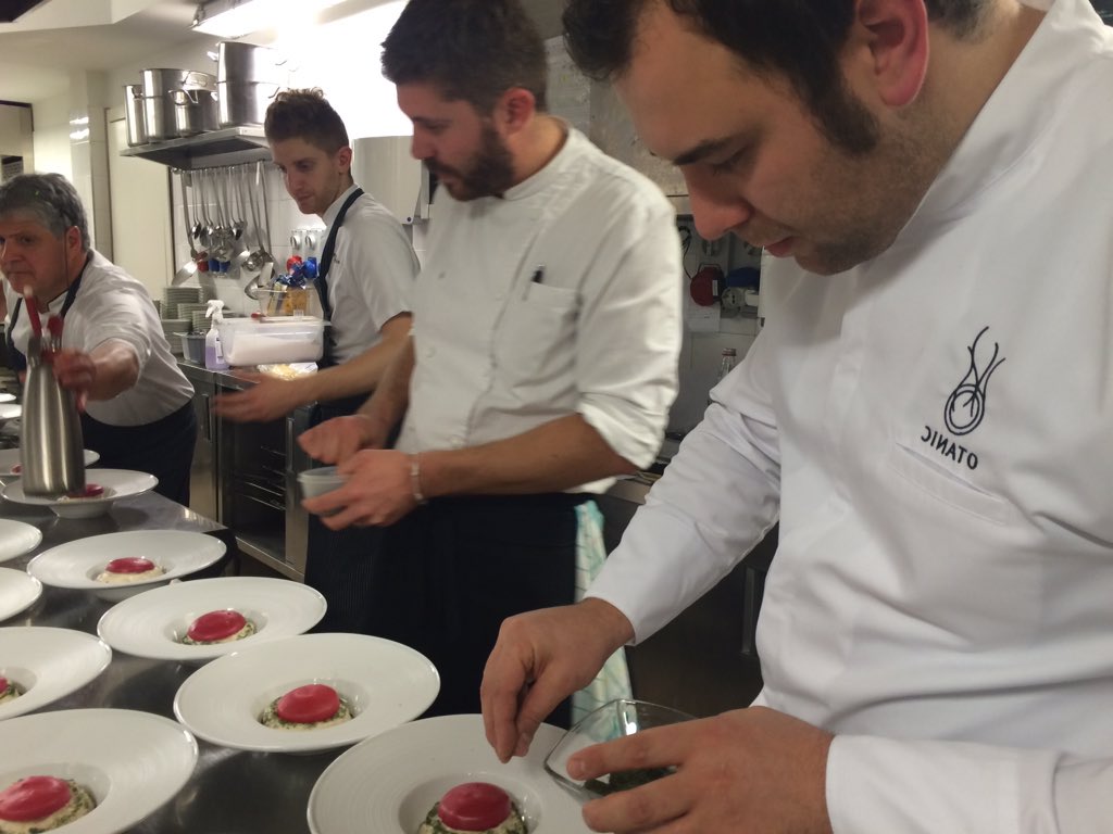 MicaelaScapin's tweet photo. Chi ha mangiato cappuccetto rosso? #Chef Nicola Dinato @FevaTweet ci presenta il #dessert per la #ChefsCup #ricetta https://t.co/pokLu9UE5g
