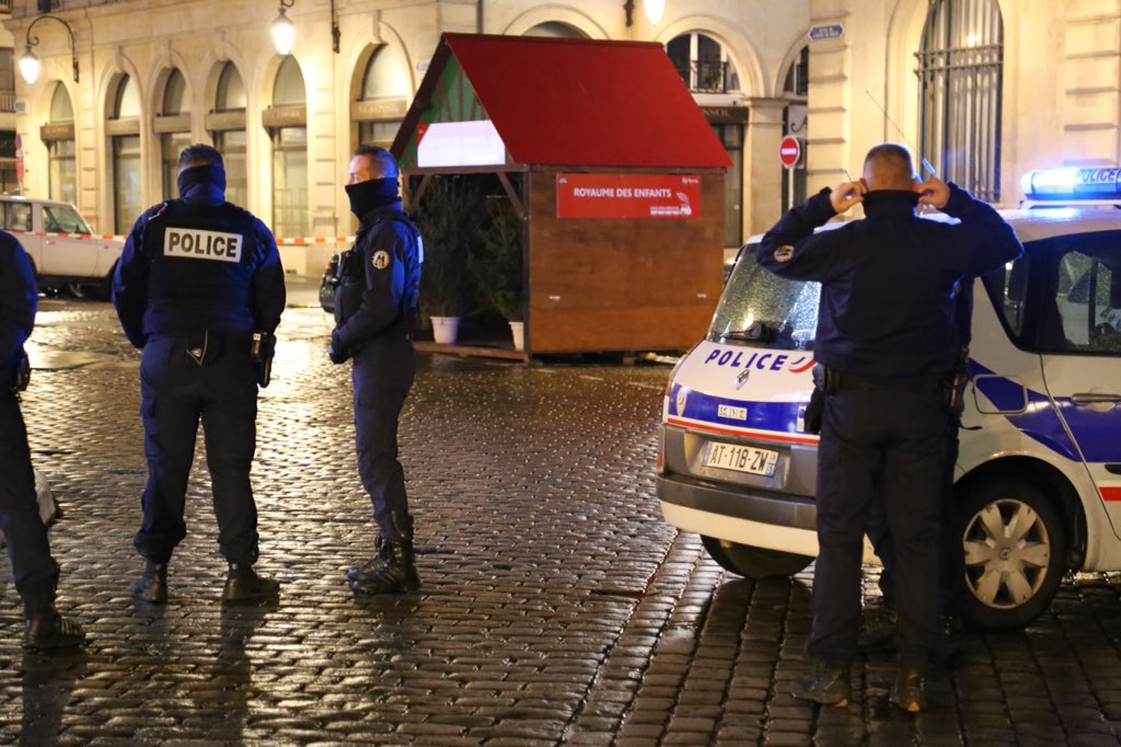 CharlyBoudet's tweet photo. #Reims le secteur de l'hôtel de ville bouclé par la police. Un colis abandonné découvert. @France3CA https://t.co/BPAH7bukGl