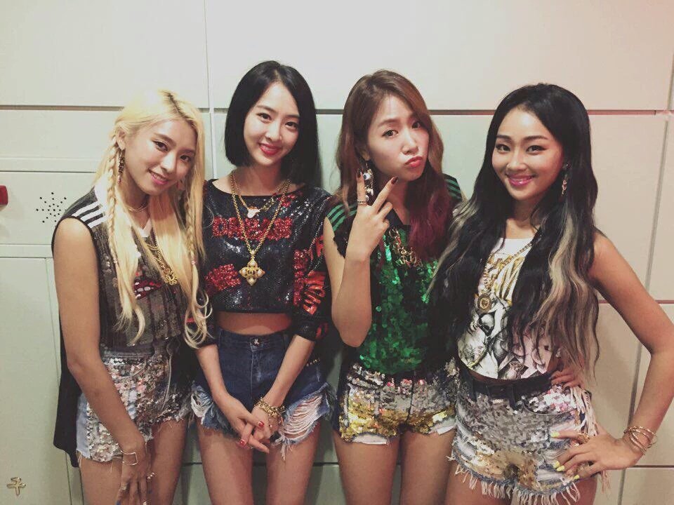suellenviriato's tweet photo. Lindas #2000DaysWithSISTAR ❤💙💛💜 https://t.co/ZXIR9oW7bj