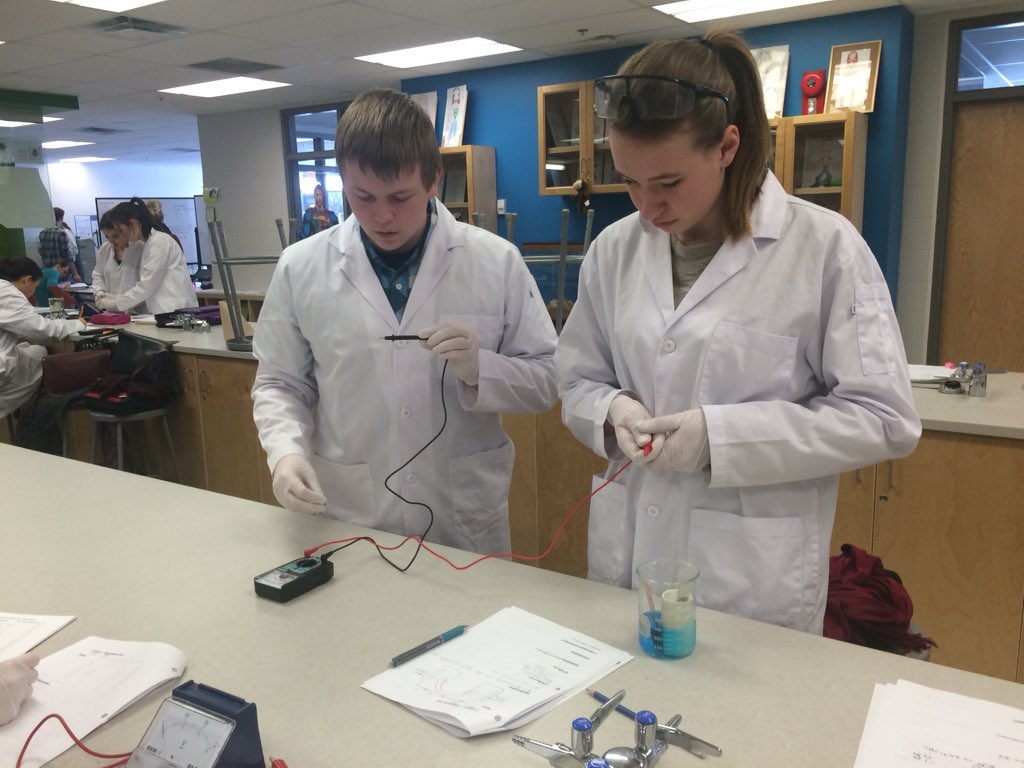 Julie_Lapointe1's tweet photo. Making some batteries in Chem 30. #pscscience @PonokaSC https://t.co/4BXKW72Ykg