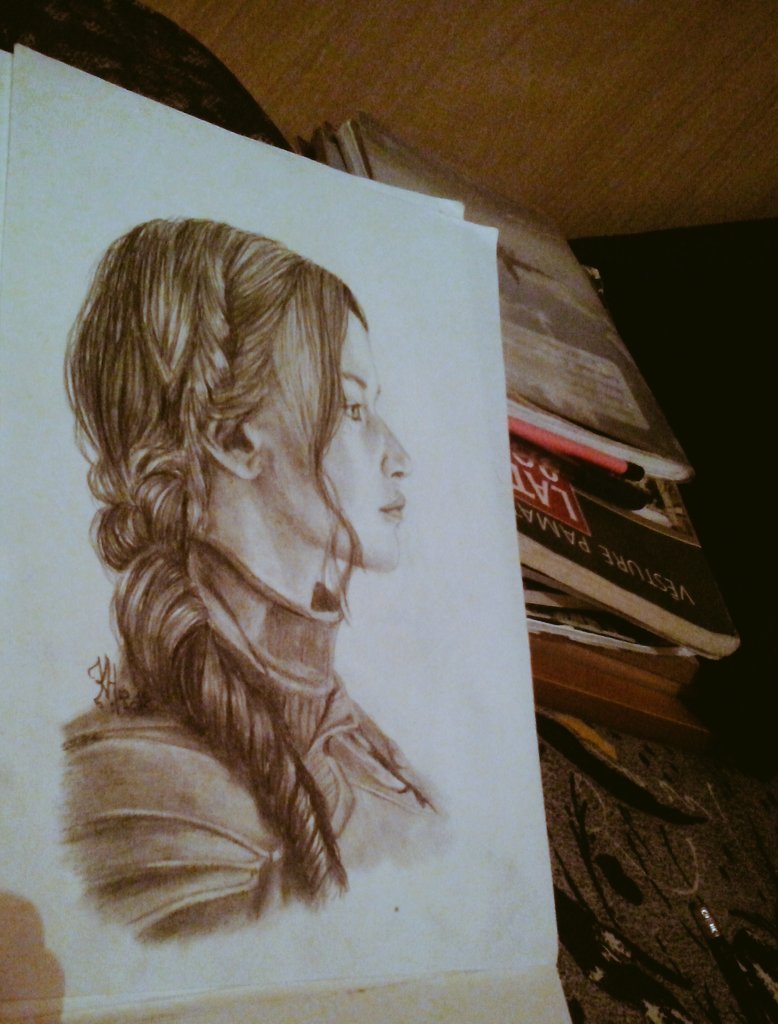 KristiehTree's tweet photo. This next to a pile of Homeworks. #Imightbeback #thehungergames @TheHungerGames. #MockingjayPart2. #Katniss https://t.co/3o4VLE6DET