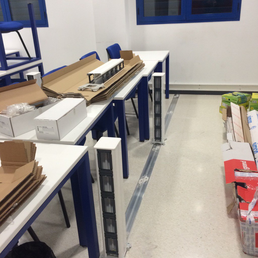 pablogarguez's tweet photo. La electrificación y cable de red en la sala polivalente del #EdificioAzul en @EPCC_Unex @EstudiantesEPCC @AguaSilva https://t.co/35tcD6LFpY