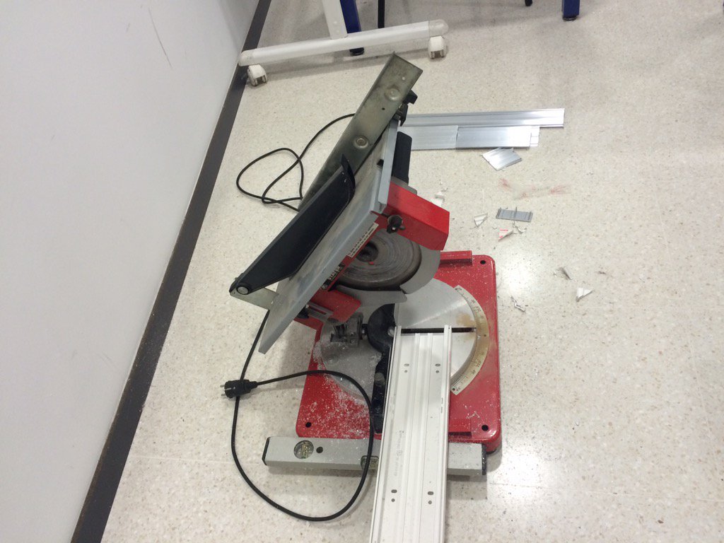 pablogarguez's tweet photo. La electrificación y cable de red en la sala polivalente del #EdificioAzul en @EPCC_Unex @EstudiantesEPCC @AguaSilva https://t.co/35tcD6LFpY