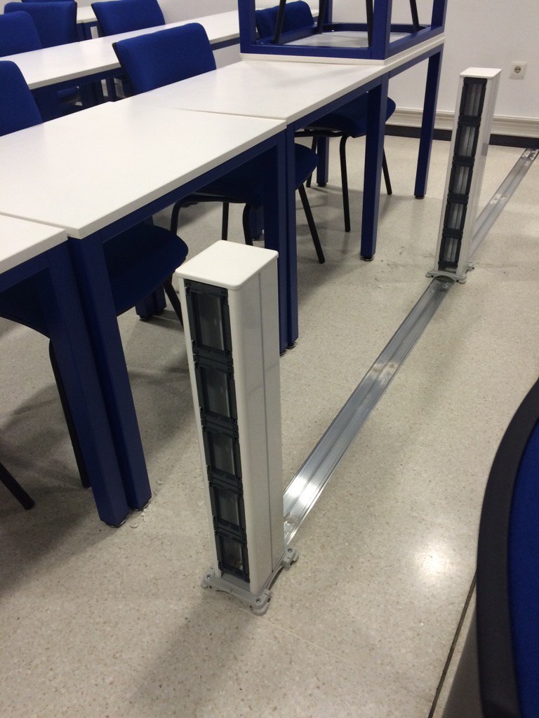 pablogarguez's tweet photo. La electrificación y cable de red en la sala polivalente del #EdificioAzul en @EPCC_Unex @EstudiantesEPCC @AguaSilva https://t.co/35tcD6LFpY