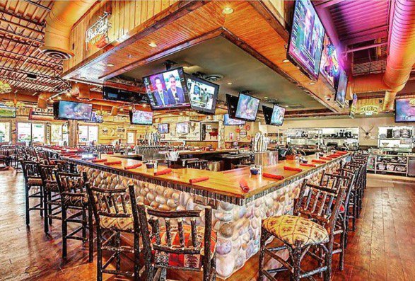 TwinPeaksLodge's tweet photo. @ManCaveDay Twin Peaks is the perfect place to spend #ManCaveDay! Check out this #UltimateSportsLodge 😍🍻 https://t.co/AROP35CbA5
