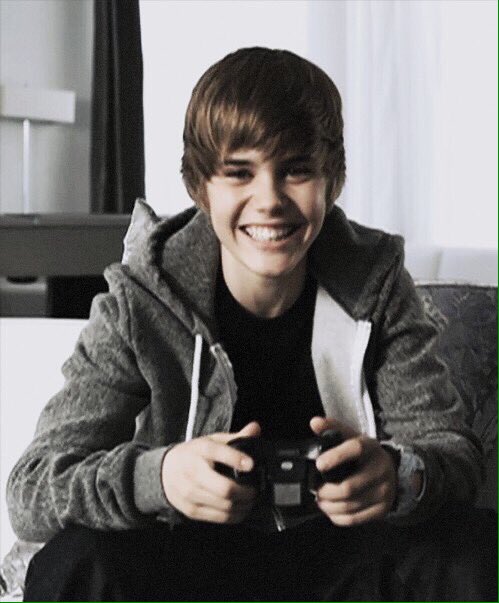 ibiebersIays's tweet photo. feels like yesterday when he was singing 'aye' in a grey hoodie and pranking everyone, time flies. #6YearsOfOneTime https://t.co/BLRdBzox6e