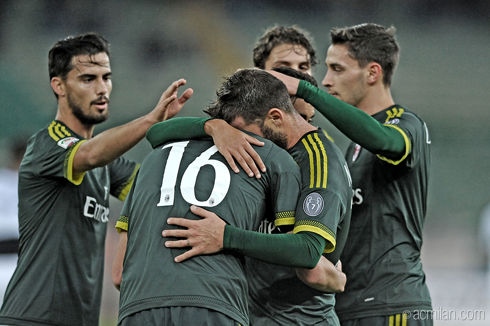 acmilan's tweet photo. FT/Fischio Finale: #ACMilan won vs Inter 1-0 (goal scored by Poli), winning the #TrofeoSanNicola https://t.co/gYSVDfCarc
