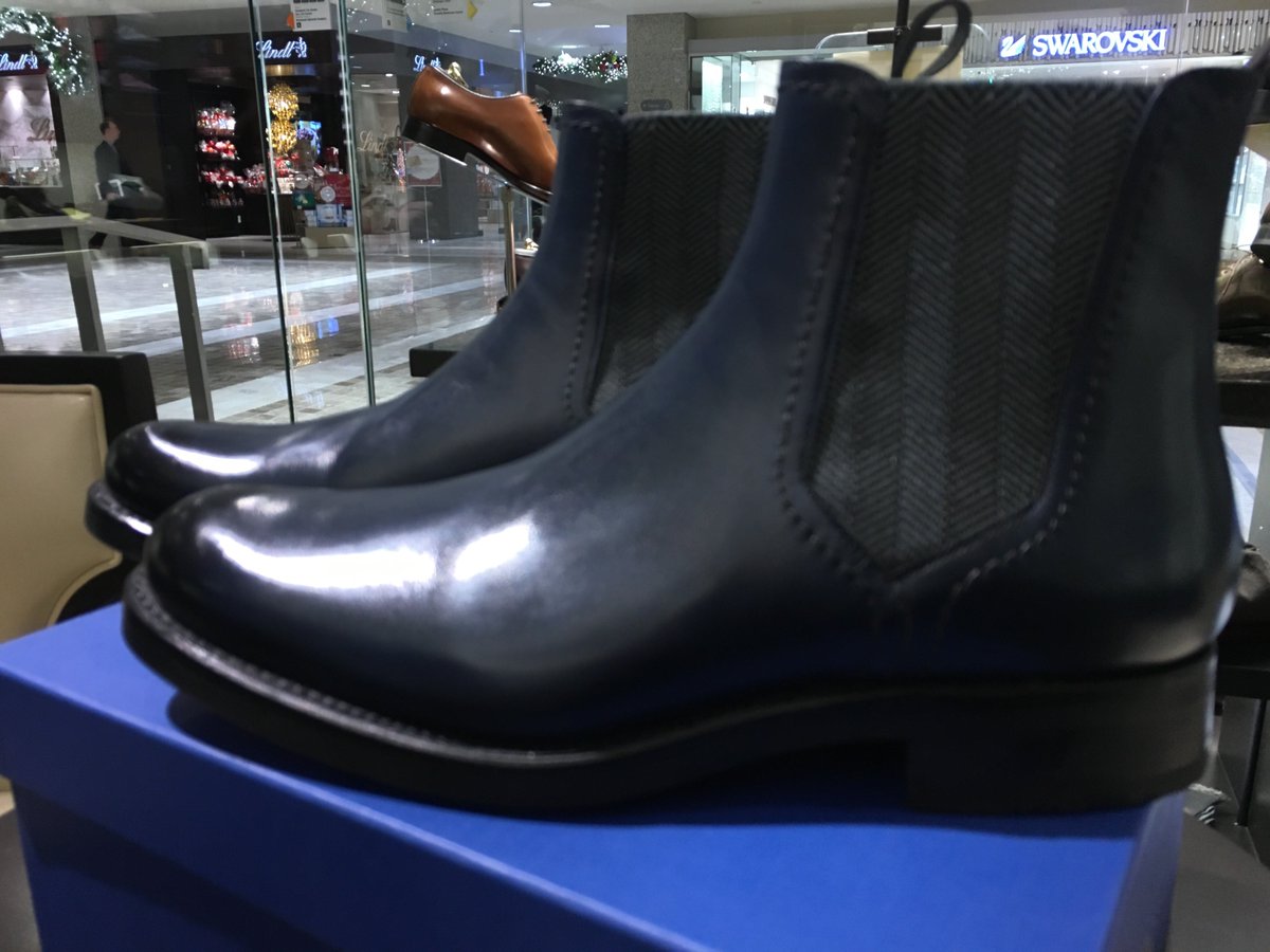 loding chelsea boots