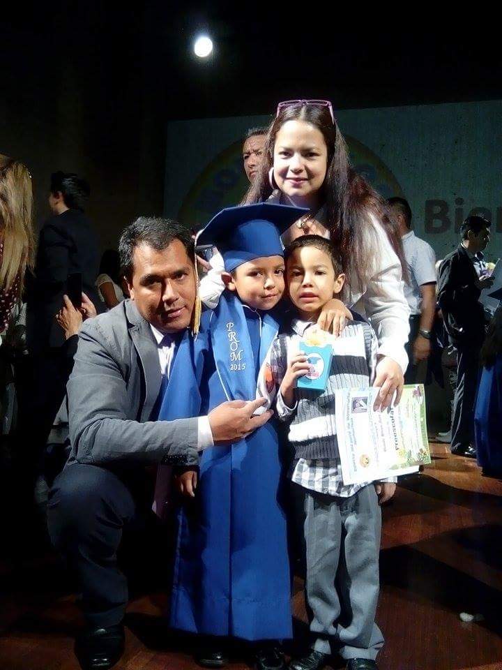 nanickbsb's tweet photo. Uno de los días más especiales en la etapa de nuestro hijo Juan José @joseoviedo2010 Muy felices!!! https://t.co/BEGBh1TmJ8