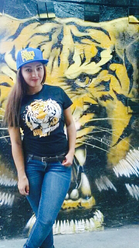 Adquiere tu playera del XVII aniversario para dama  en The cueva Store.