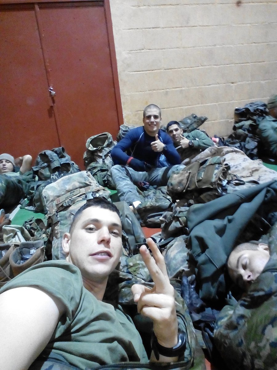 17_David_17's tweet photo. Los putos amos. (Versión refugiados) @JaviTenaB @domingol_92 https://t.co/RmWi6ocDfb