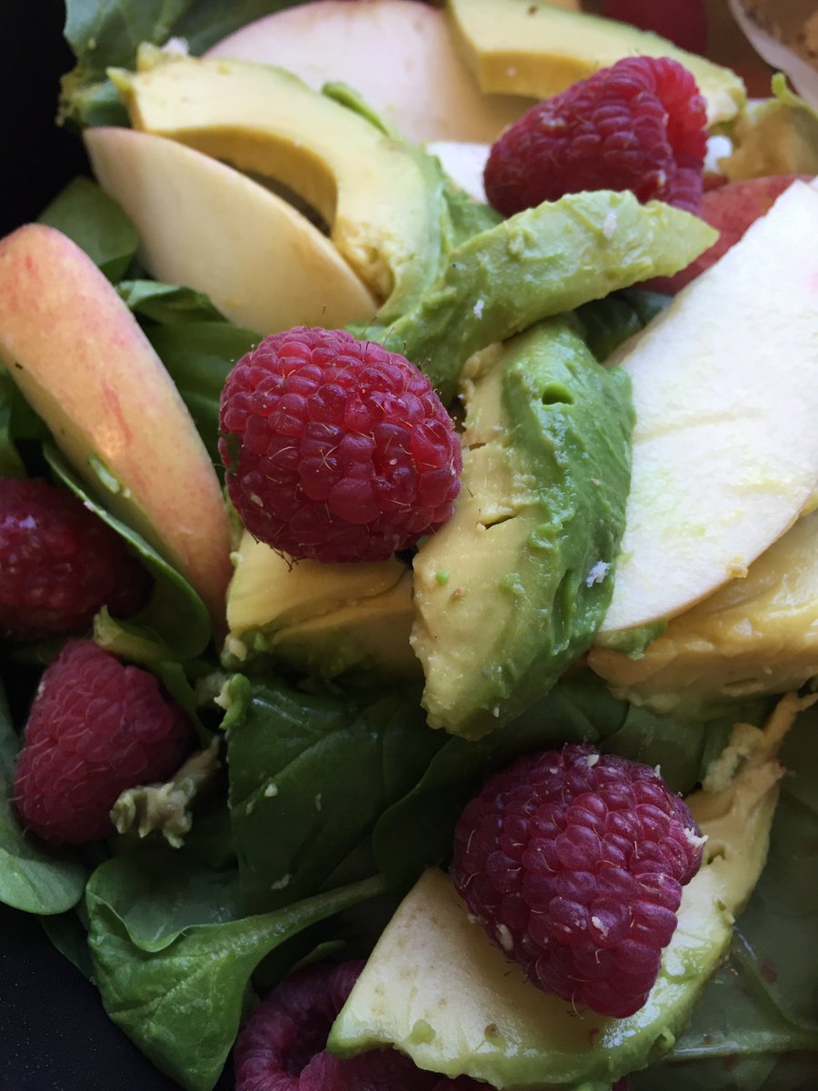 TheCoreDiet's tweet photo. Spinach, Apple, raspberries, and avocado. Top with your favorite lean protein and drizzle with balsamic. #corediet https://t.co/rmDbsoB2ch