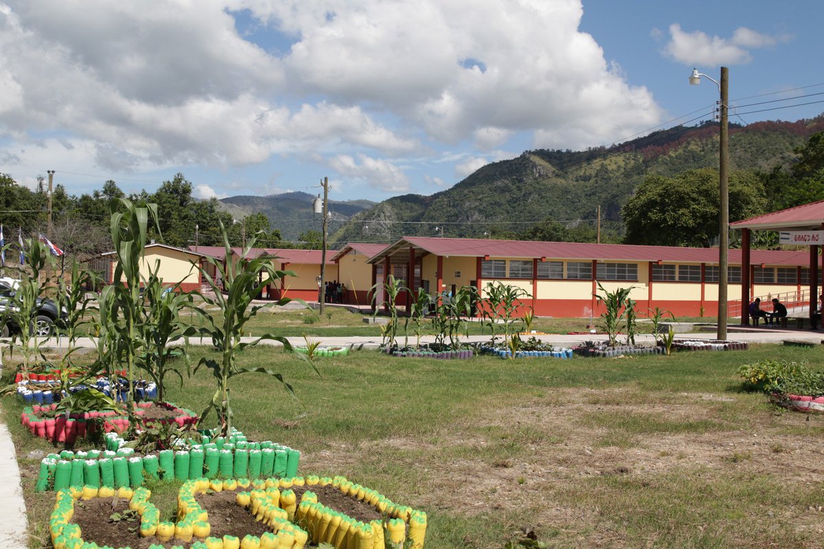 anagarciacarias's tweet photo. El Centro de Educación Básica tiene biblioteca,cancha deportiva,aula tecnológica y talleres de carpintería y costura https://t.co/B5rpVLXROS