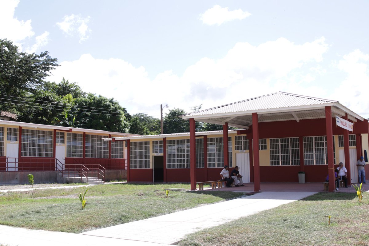 anagarciacarias's tweet photo. El Centro de Educación Básica tiene biblioteca,cancha deportiva,aula tecnológica y talleres de carpintería y costura https://t.co/B5rpVLXROS