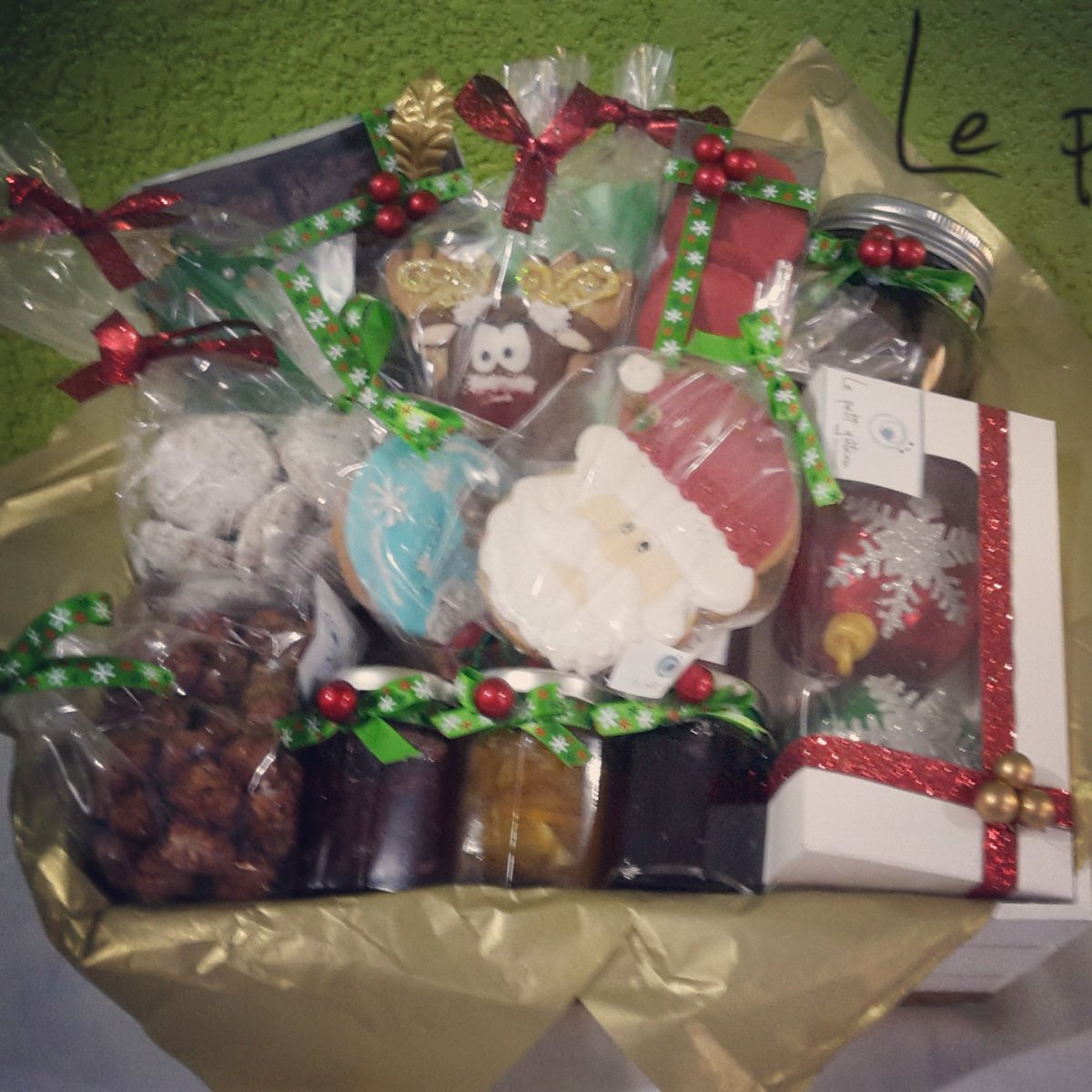 Lepetitgteau2's tweet photo. La navidad esta por llegar y que mejor regalo que un arcón navideño  #p_gateaux #arconnavideño https://t.co/vOwpR2DdIC