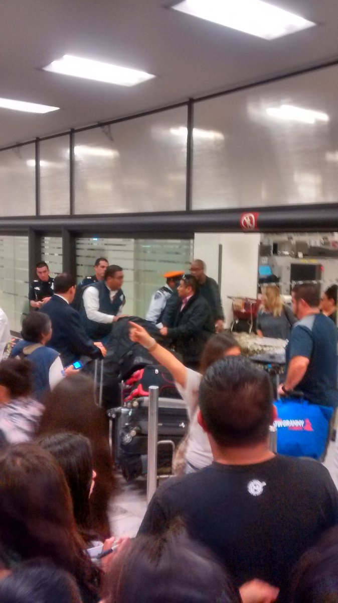 SomosTuAcceso's tweet photo. Familiares de las chicas de @FifthHarmony llegan al aeropuerto de Mexico #FifthHarmony #5HMX #RT #FOLLOW https://t.co/9sT7Eb1SXR