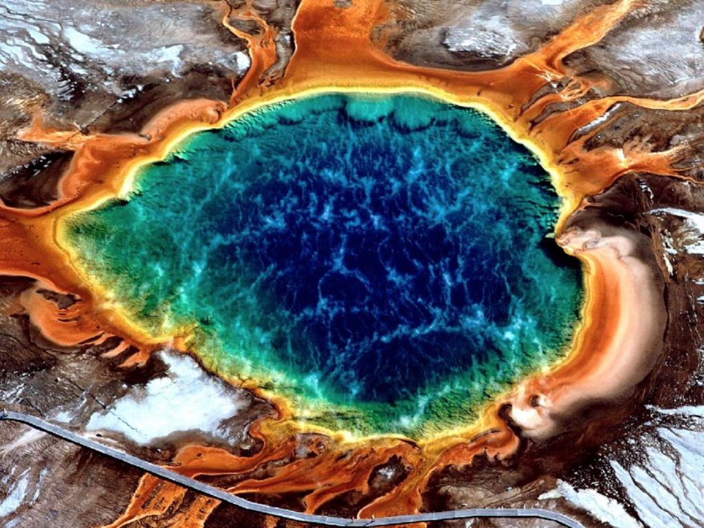 ForbesScience's tweet photo. The Yellowstone Fumaroles in Wyoming are an incredible display of color and geochemistry: https://t.co/AqGt4TdsID https://t.co/cHXnDPXF7o