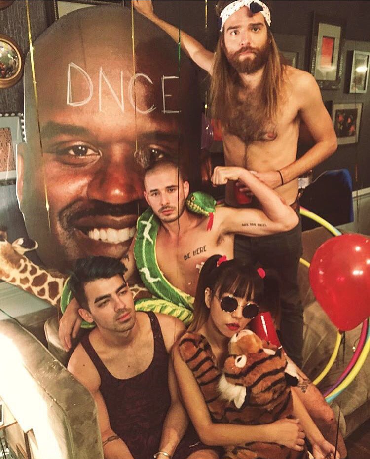 joejonas's tweet image. Backstage with @latelateshow watch tonight!!!