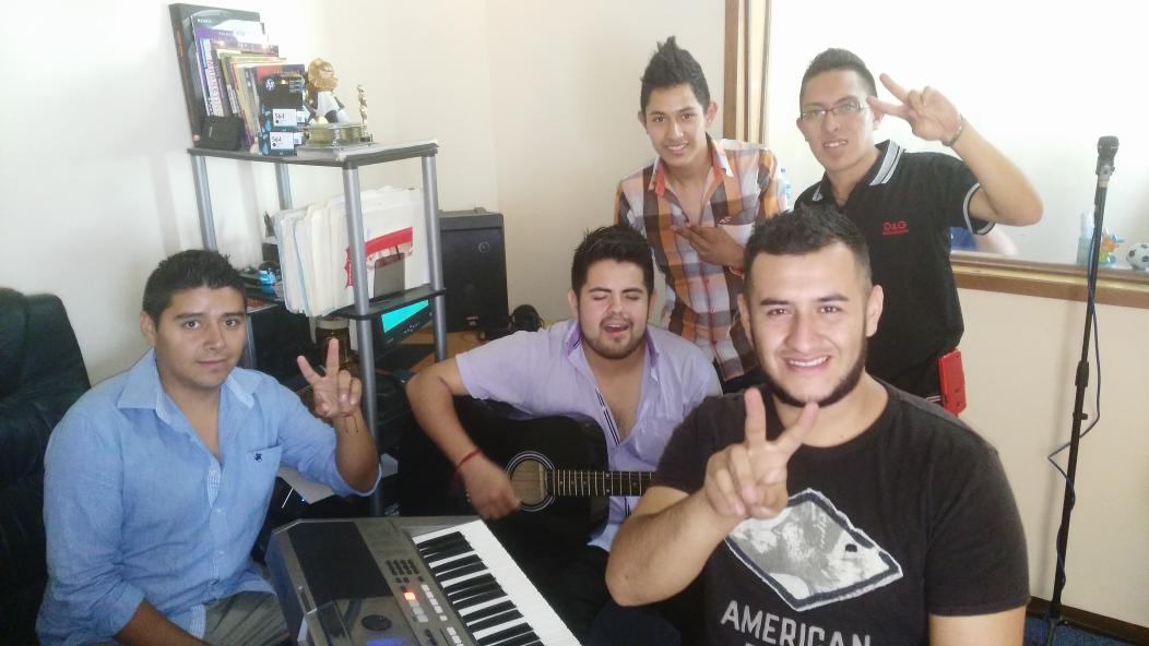 inc_astilleros's tweet photo. LA INCONTENIBLE BANDA ASTILLEROS OFICIAL de promoción con #LaFiesta #GdlMusic @AfinarteSil @m7_julien @Bukanitaz https://t.co/mvE4Is98FS