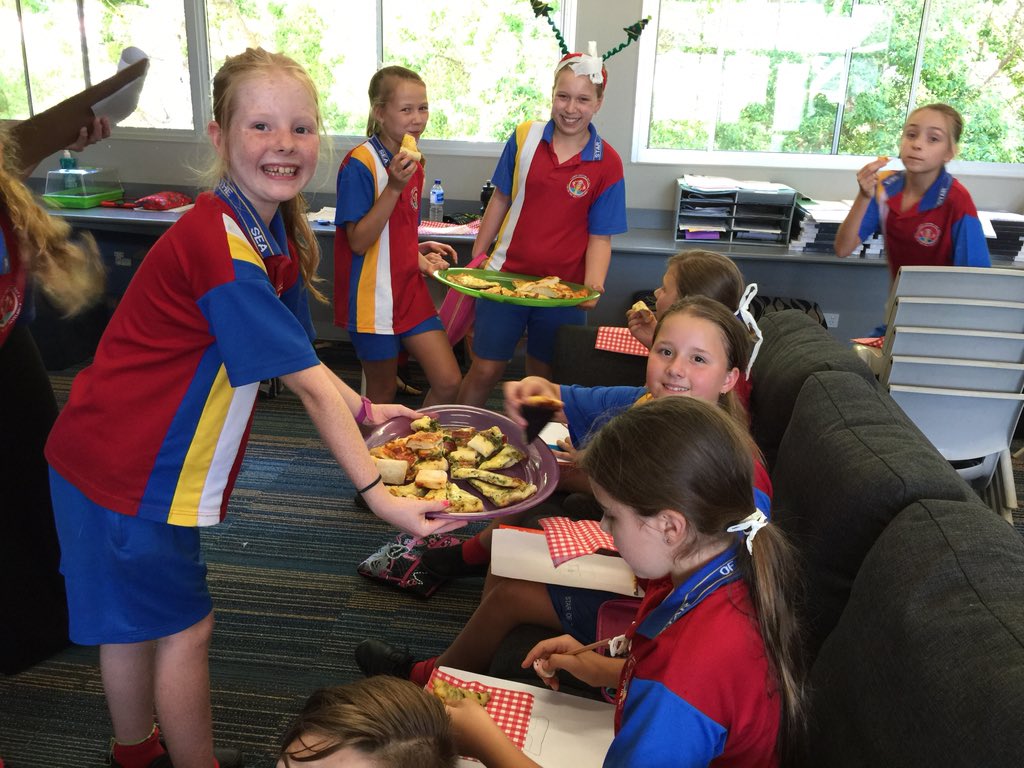 YearFiveSOTS's tweet photo. Delicious home made pizza by the gardening club while we work! https://t.co/zI2Elq4RBJ