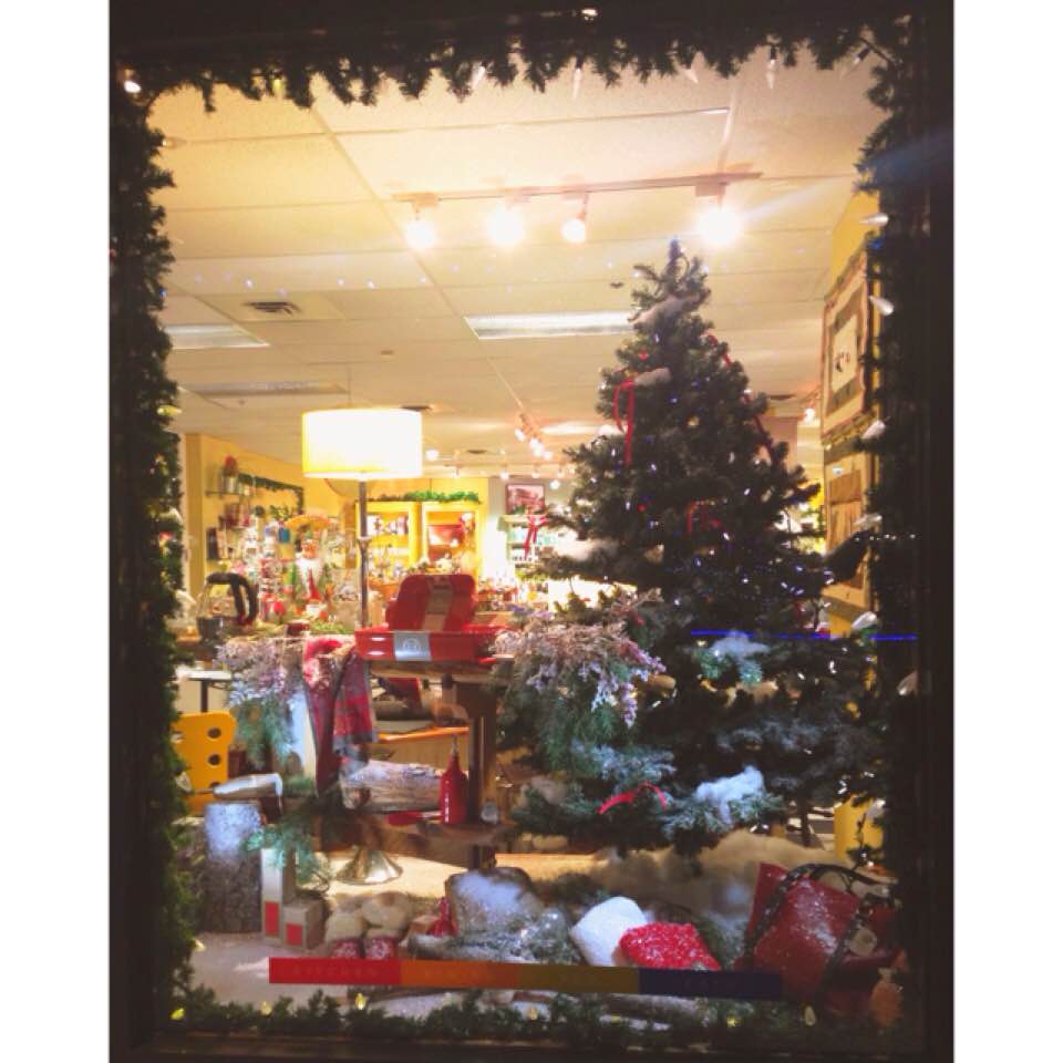 MuffetLouisa's tweet photo. All is calm, all is bright! #distinctlysidney #yyj #windowcontest #sidneybc https://t.co/WOsUeKVeYc
