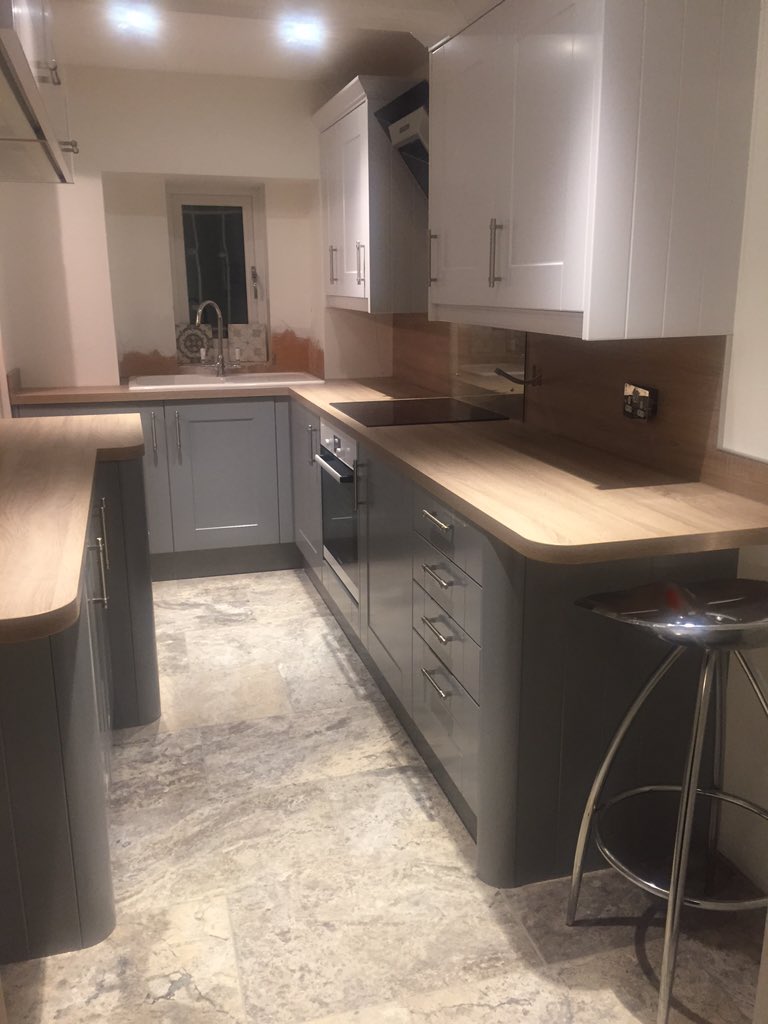 Fab <a href="/ReallyLinda/">Linda Barker</a>  kitchen fitted in hudds cottage. Great use of space, the mix of mod/ trad works 👍👍 <a href="/WrenKitchens/">Wren Kitchens & Bedrooms</a>