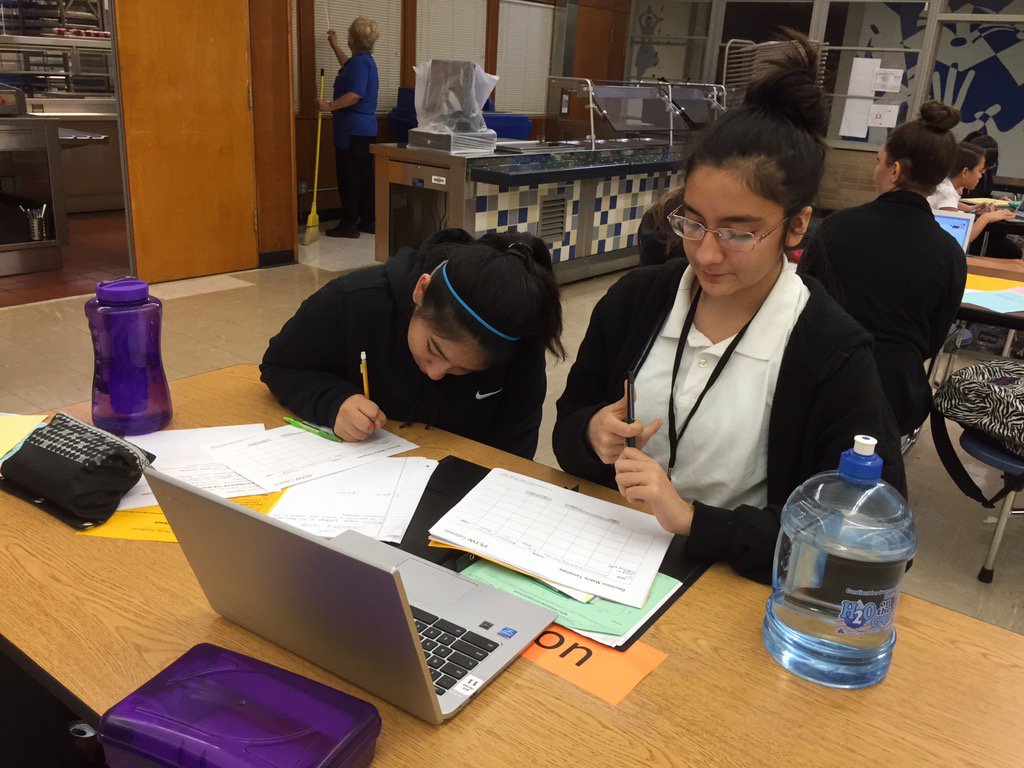MsRoyARS's tweet photo. #teamteaching body systems #interdisciplinaryunit #pbl #designmatrix #groupcontract #occupythehallway #starsmart https://t.co/EQhPkBoObh
