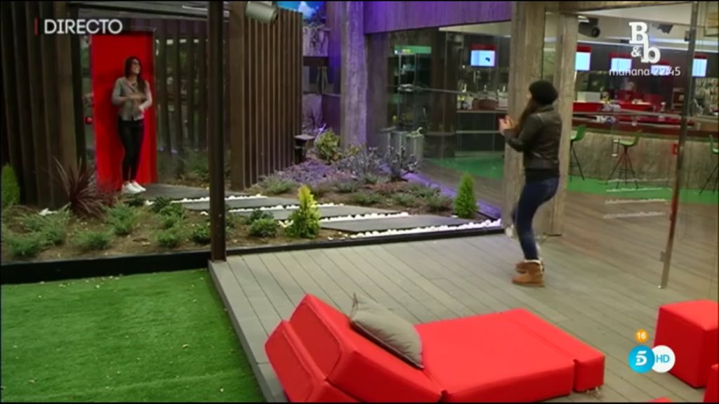 LeonciaGH's tweet photo. 😂😂😂 Me paaaarto con Marta! "Esa caja, esa caja, eh-eh!!" 
POR FAVOR QUE QUIERO EL VÍDEO DEL BAILE YA! 
#Limite7GH16 https://t.co/fZP0aT5wZI