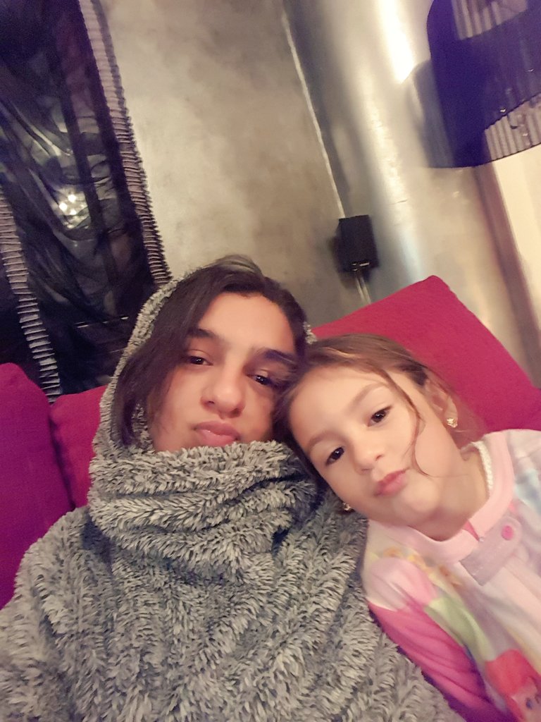 ManuelCarpeta's tweet photo. Yo y mis princesas , os damos las Buenas Noches...! Mañana será un día interesante , abrazos family...💕❤S y P❤💕 https://t.co/6hAUMxbHFM