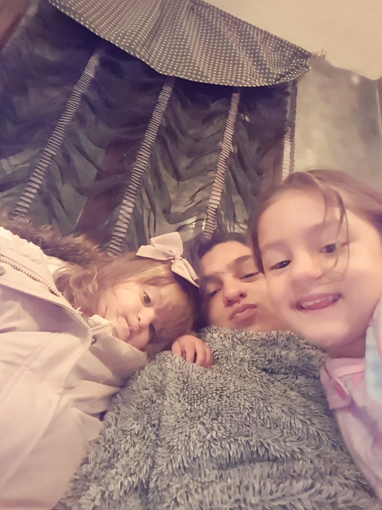 ManuelCarpeta's tweet photo. Yo y mis princesas , os damos las Buenas Noches...! Mañana será un día interesante , abrazos family...💕❤S y P❤💕 https://t.co/6hAUMxbHFM