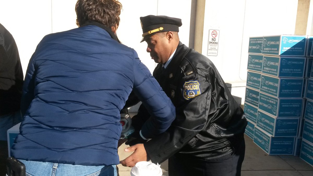 PPDSteveClark's tweet photo. When @PhillyPolice do Operation Thanksgiving to help our needy fellow citizens, everyone gets involved #FromTopDown https://t.co/A3n8Kw7xKi