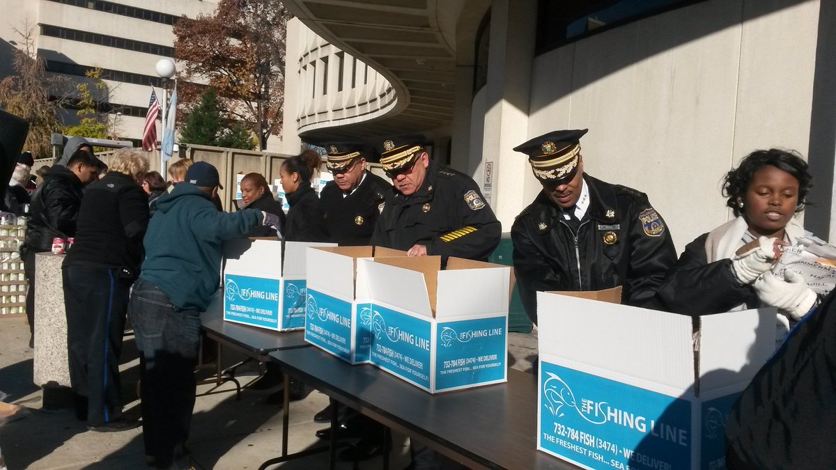 PPDSteveClark's tweet photo. When @PhillyPolice do Operation Thanksgiving to help our needy fellow citizens, everyone gets involved #FromTopDown https://t.co/A3n8Kw7xKi