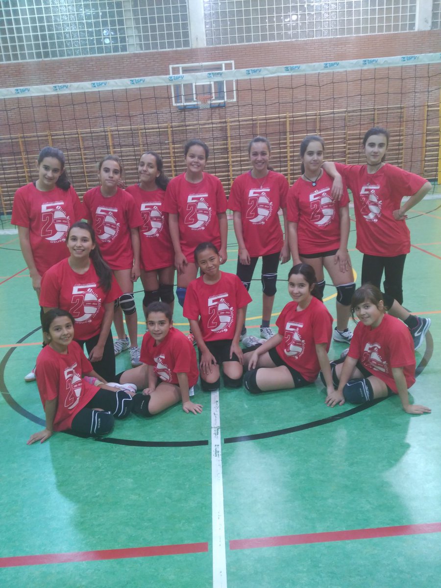 Diana_R09's tweet photo. Buen entrenamiento del #InfCcvs estrenando nueva camiseta de entrenamiento! @VoleySanse #25aniversario https://t.co/uSdLuv4Dej