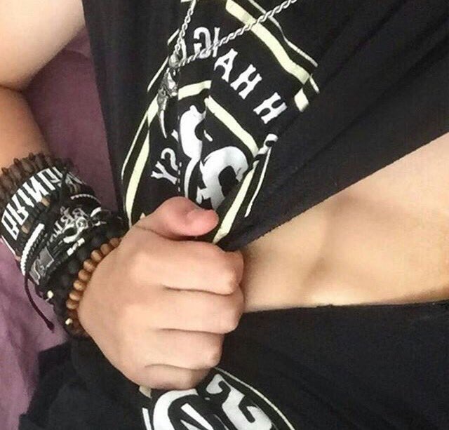 LeondresD's tweet photo. LEONDRE FLASHING HIS ABS https://t.co/76vgKynSpv