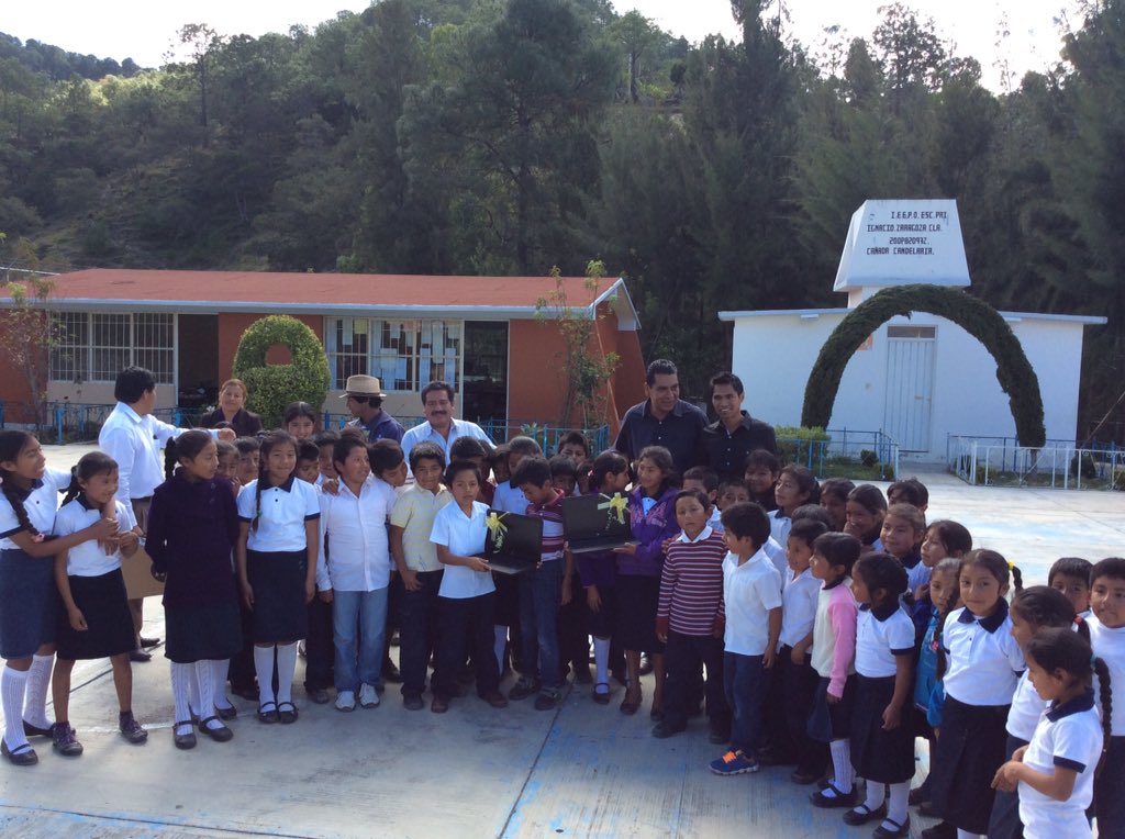 kaliro's tweet photo. AlejandroAparicio entrega computadoras a escuela CañadaCandelaria #Cuquila #compromisoConEstudiantes #Tlaxiaco https://t.co/GlWhTnITsn