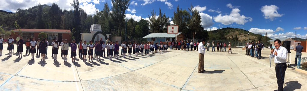 kaliro's tweet photo. AlejandroAparicio entrega computadoras a escuela CañadaCandelaria #Cuquila #compromisoConEstudiantes #Tlaxiaco https://t.co/GlWhTnITsn