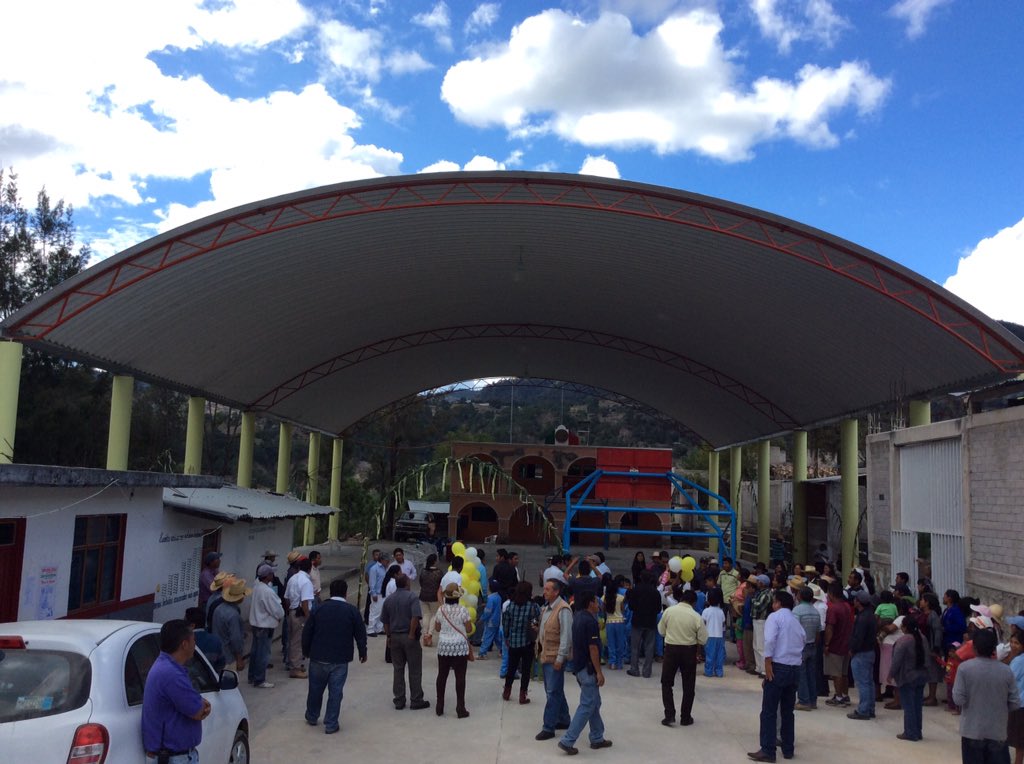 kaliro's tweet photo. AyuntoTlaxiaco entrega techado en LlanoGrande #Cuquila #AlejandroAparicioCumple https://t.co/9SLoz0PKtl