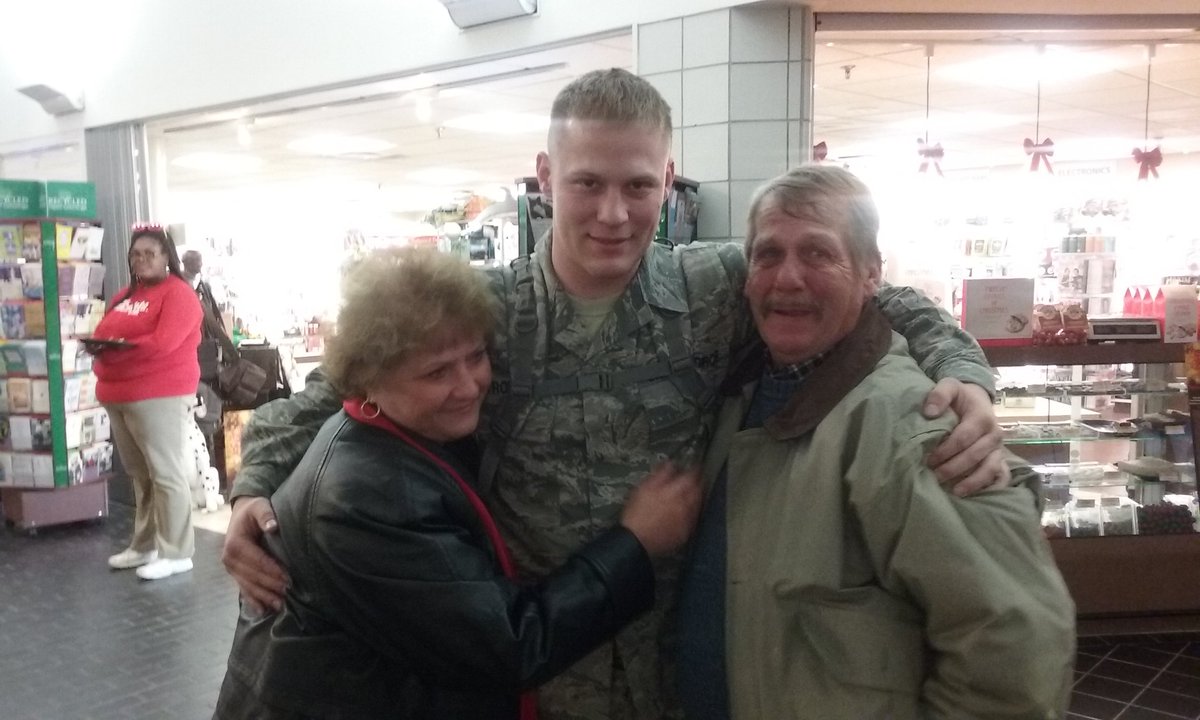 libra_075's tweet image. They were in tears at the airport when I walked out of the terminal. Its been 4 yrs Nothing is like family. Nothing.