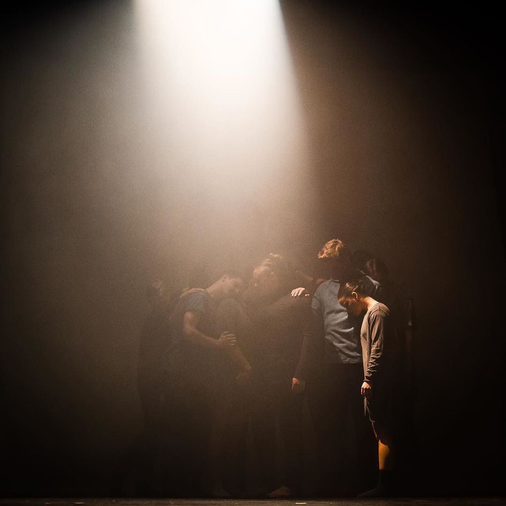 2themoonphoto's tweet photo. Showering the #soul in the #light of 💙 #phoenixprojectdance #lightandshadow https://t.co/lAgvjCgPgY