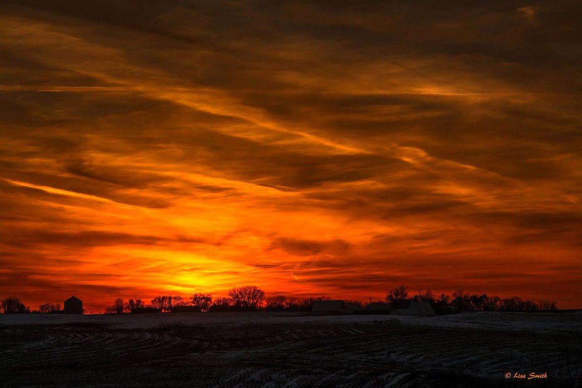 mark_tarello's tweet photo. EPIC! Sky on fire sunset seen tonight from eastern Iowa. Photo courtesy of Lisa Smith. #Sunset #IAwx https://t.co/6Ig2VJadii